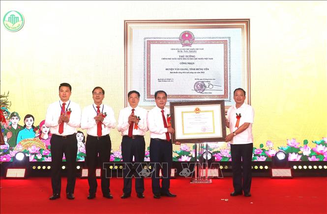 Thừa ủy quyền của Thủ tướng Chính phủ, Chủ tịch UBND tỉnh Hưng Yên Trần Quốc Văn trao Bằng công nhận huyện đạt chuẩn nông thôn mới nâng cao năm 2023 cho Đảng bộ, Chính quyền và Nhân dân huyện Văn Giang. Ảnh: Mai Ngoan - TTXVN