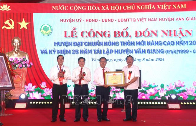 Chủ tịch UBND tỉnh Hưng Yên Trần Quốc Văn trao Bằng khen của UBND tỉnh Hưng Yên cho Đảng bộ, Chính quyền và nhân dân huyện Văn Giang. Ảnh: Mai Ngoan - TTXVN