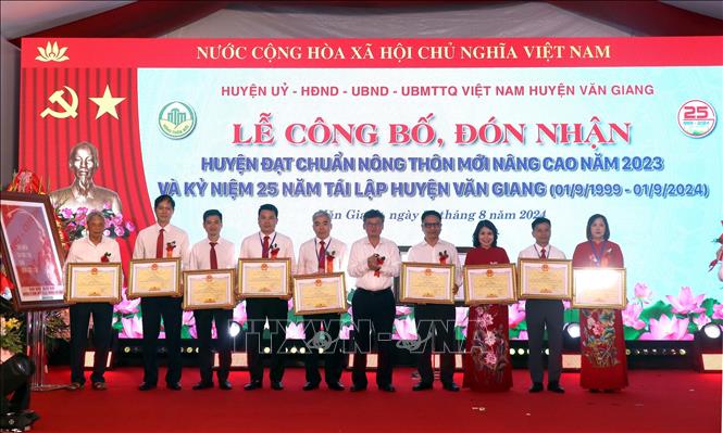 Phó Chủ tịch UBND tỉnh Hưng Yên Nguyễn Duy Hưng trao Bằng khen của UBND tỉnh cho các tập thể, cá nhân có thành tích xuất sắc trong xây dựng nông thôn mới. Ảnh: Mai Ngoan - TTXVN