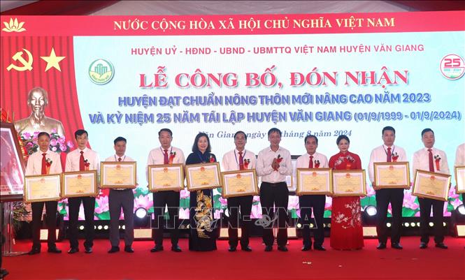 Phó Chủ tịch UBND tỉnh Hưng Yên Nguyễn Hùng Nam trao Bằng khen của UBND tỉnh cho các cá nhân có thành tích xuất sắc trong xây dựng nông thôn mới. Ảnh: Mai Ngoan - TTXVN
