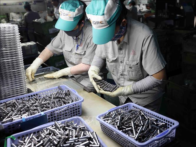 Kiểm tra chất lượng sản phẩm phụ tùng xe máy ở nhà máy của Công ty Cổ phần xích líp Đông Anh, xã Xuân Nộn, huyện Đông Anh. Ảnh: Vũ Sinh - TTXVN