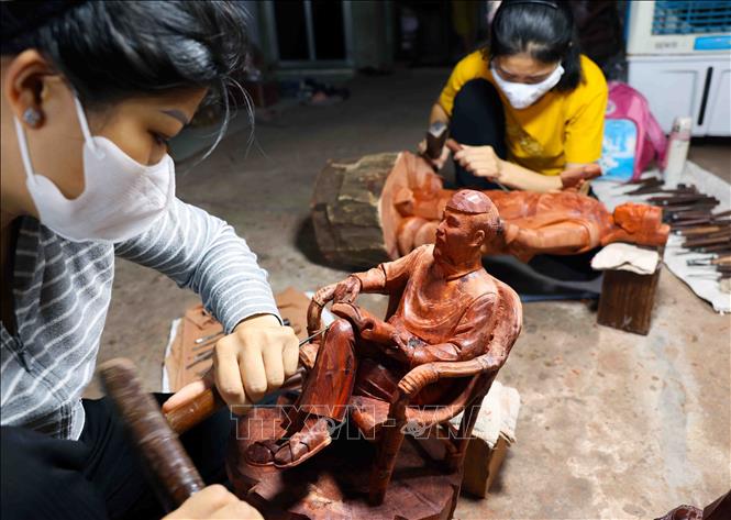 Sản xuất đồ thủ công mỹ nghệ ở gia đình anh Đỗ Xuân Chiến, thôn Thiết Ứng, xã Vân Hà. Ảnh: Vũ Sinh - TTXVN