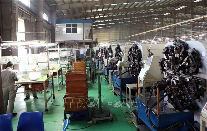 Dây chuyền sản xuất phụ tùng ô tô, xe máy tự động hoá ở nhà máy của Công ty Cổ phần xích líp Đông Anh, xã Xuân Nộn, huyện Đông Anh. Ảnh: Vũ Sinh - TTXVN