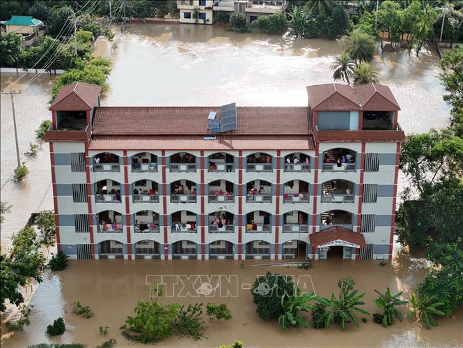 Theo báo cáo của Trung tâm điều phối ứng phó thảm họa quốc gia (NDRCC) thuộc Bộ quản lý và cứu trợ thiên tai Bangladesh, đến nay, lũ lụt tại 11 trong tổng số 64 huyện của nước này đã khiến 23 người thiệt mạng và 5,7 triệu người bị ảnh hưởng. Ảnh: Trường học bị chìm trong nước lũ ở Cumilla, ngày 23/8/2024. Ảnh: THX/TTXVN