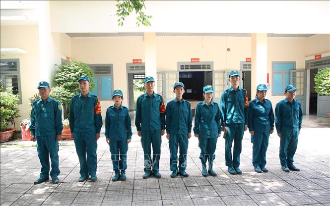 Các thành viên thuộc lực lượng Ban Chỉ huy Quân sự xã Thành Long, huyện Châu Thành, tỉnh Tây Ninh thực hiện công tác huấn luyện nhiệm vụ trên địa bàn. Ảnh: Giang Phương - TTXVN