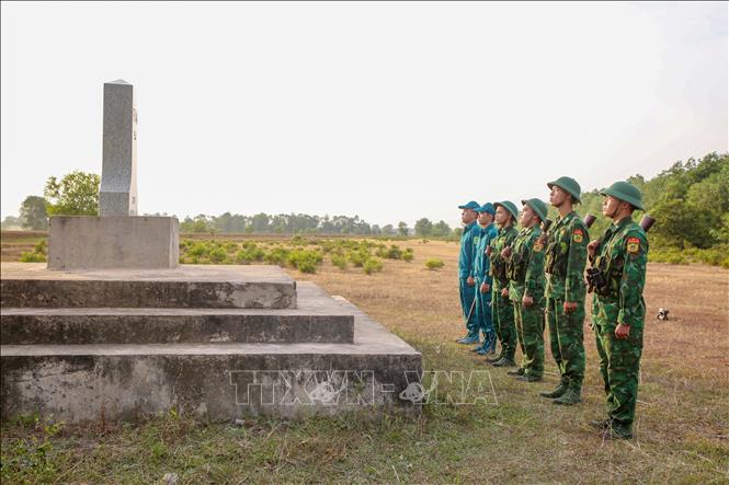Cùng với lực lượng Bộ đội Biên phòng, lực lượng Quân sự tại địa phương vùng biên giới đã góp phần bảo vệ vững chắc đường biên, mốc giới. Ảnh: Giang Phương - TTXVN