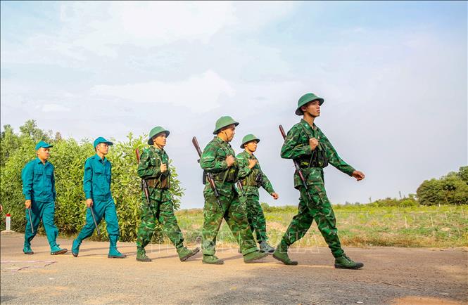 Lực lượng Bộ đội Biên phòng Tây Ninh phối hợp lực lượng Quân sự địa phương tuần tra, bảo vệ đường biên. Ảnh: Giang Phương - TTXVN