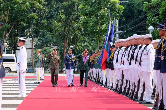 Bộ trưởng Quốc phòng Phan Văn Giang và Bộ trưởng Gilberto Teodoro duyệt đội danh dự. Ảnh: Lê Dương-P/v TTXVN tại Đông Nam Á