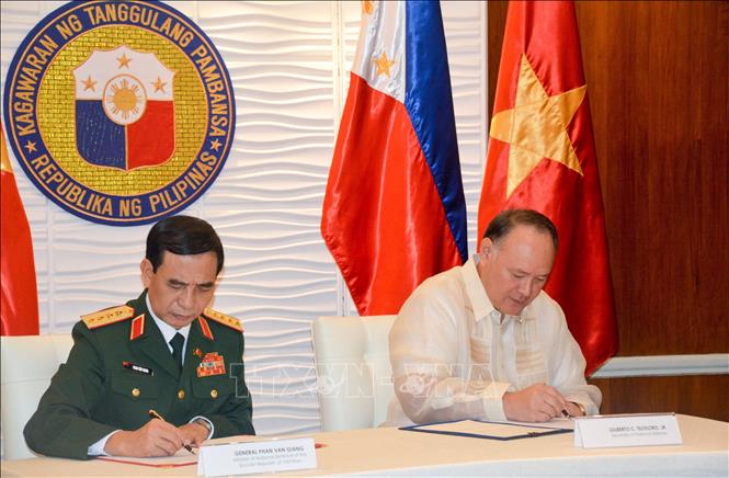 Bộ trưởng Quốc phòng Phan Văn Giang và Bộ trưởng Quốc phòng Gilberto Teodoro ký Ý định thư giữa hai Bộ về tăng cường hợp tác trong lĩnh vực hỗ trợ nhân đạo và cứu trợ thảm họa đường biển. Ảnh: Lê Dương-P/v TTXVN tại ĐNA