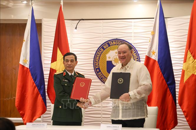 Bộ trưởng Quốc phòng Phan Văn Giang và Bộ trưởng Quốc phòng Gilberto Teodoro trao Ý định thư giữa hai Bộ về tăng cường hợp tác trong lĩnh vực quân y. Ảnh: Lê Dương-P/v TTXVN tại ĐNA