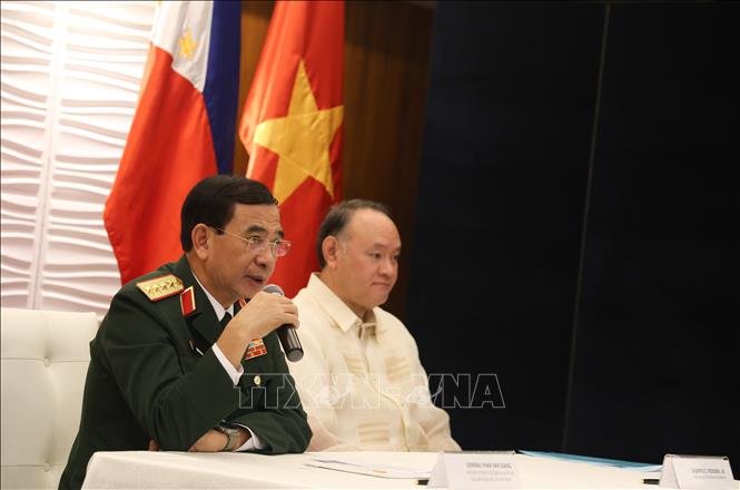 Bộ trưởng Quốc phòng Phan Văn Giang phát biểu tại cuộc họp báo tại Bộ Quốc phòng Philippines ngày 30/8. Ảnh: Lê Dương-P/v TTXVN tại ĐNA