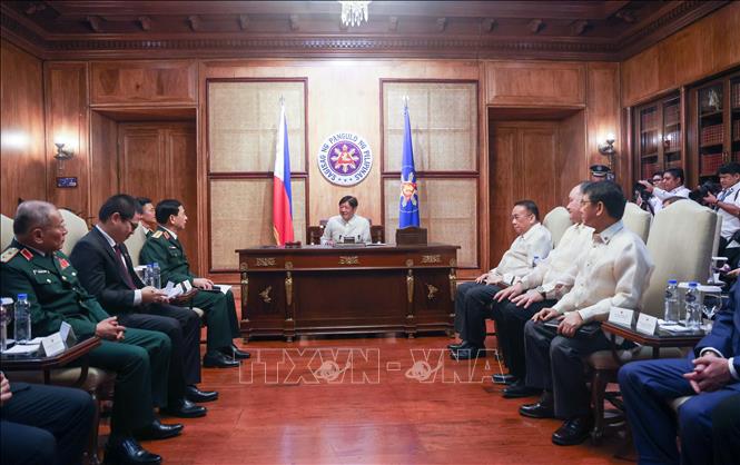Bộ trưởng Quốc phòng Phan Văn Giang chào xã giao Tổng thống Philippines Ferdinand Marcos Jr. Ảnh: Lê Dương-P/v TTXVN tại ĐNA