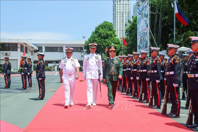 Bộ trưởng Phan Văn Giang dự lễ đón tại Bộ Tư lệnh Hải quân Philippines ngày 30/8. Ảnh: Lê Dương-P/v TTXVN tại ĐNA