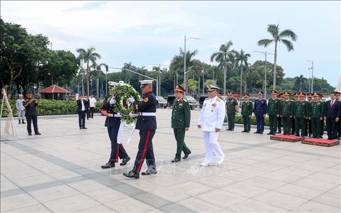 Bộ trưởng Phan Văn Giang và Đoàn đại biểu cấp cao BQP Việt Nam đặt hoa tại Tượng đài Rizal. Ảnh: Lê Dương-P/v TTXVN tại ĐNA