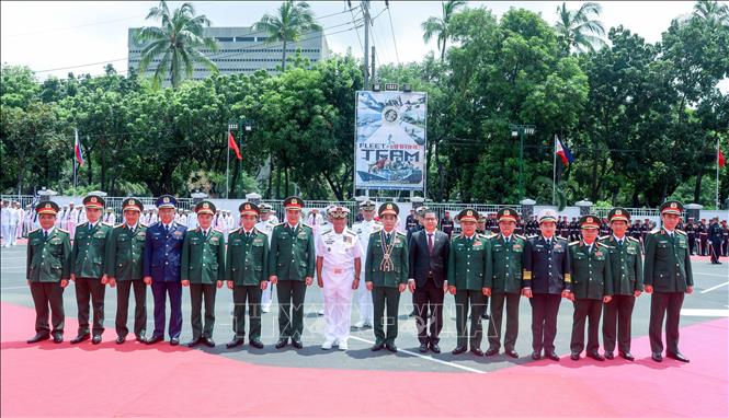 Đại tướng Phan Văn Giang và Đoàn đại biểu cấp cao BQP Việt Nam thăm Bộ Tư lệnh Hải quân Philippines ngày 30/8. Ảnh: Lê Dương-P/v TTXVN tại ĐNA