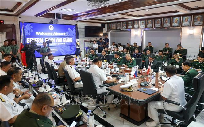 Đoàn đại biểu cấp cao BQP Việt Nam làm việc với Bộ Tư lệnh Hải quân Philippines. Ảnh: Lê Dương-P/v TTXVN tại ĐNA