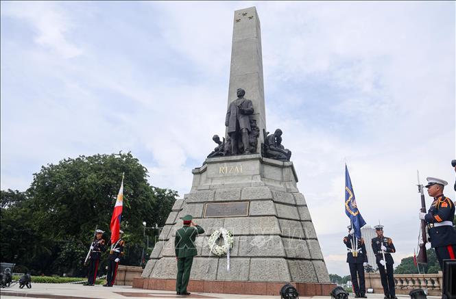 Bộ trưởng Phan Văn Giang đặt hoa tại Tượng đài Rizal. Ảnh: Lê Dương-P/v TTXVN tại ĐNA