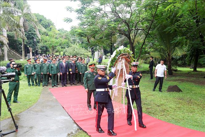 Bộ trưởng Phan Văn Giang và Đoàn đại biểu cấp cao BQP Việt Nam dâng hoa tại Tượng đài Chủ tịch Hồ Chí Minh tại thủ đô Manila ngày 29/8. Ảnh: Lê Dương-P/v TTXVN tại ĐNA
