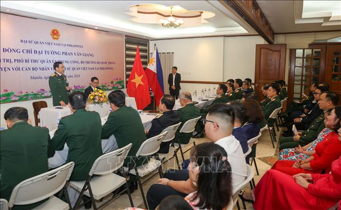 Đoàn đại biểu cấp cao BQP Việt Nam thăm Đại sứ quán Việt Nam tại Philippines ngày 29/8. Ảnh: Lê Dương-P/v TTXVN tại ĐNA
