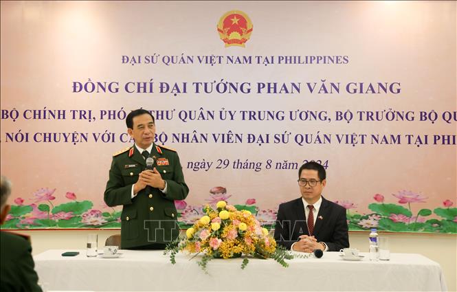 Bộ trưởng Phan Văn Giang trao đổi về chuyến thăm chính thức Philippines và việc thúc đẩy hợp tác quốc phòng Việt Nam-Philippines trong thời gian tới. Ảnh: Lê Dương-P/v TTXVN tại ĐNA 