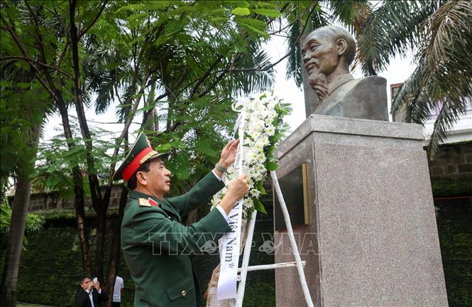 Bộ trưởng Phan Văn Giang dâng hoa tại Tượng đài Chủ tịch Hồ Chí Minh tại thủ đô Manila ngày 29/8. Ảnh: Lê Dương-P/v TTXVN tại ĐNA