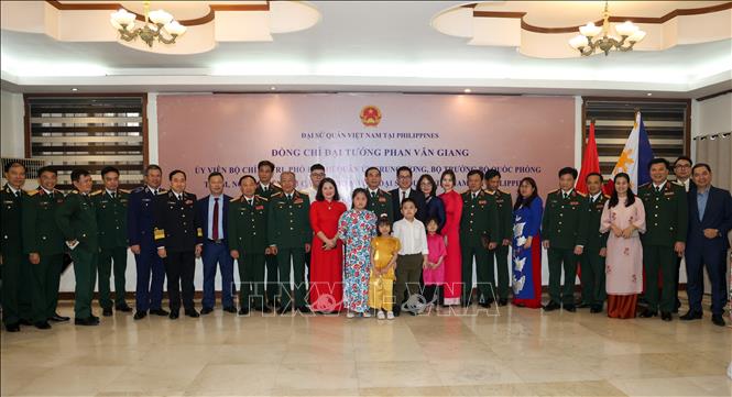 Đoàn đại biểu cấp cao BQP Việt Nam chụp ảnh lưu niệm với cán bộ ĐSQ và các cơ quan đại diện Việt Nam tại Philippines. Ảnh: Lê Dương-P/v TTXVN tại ĐNA
