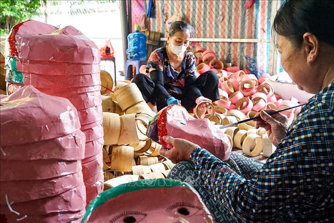 Gia đình ông Vũ Huy Đông ở làng Ông Hảo (xã Liêu Xá, huyện Yên Mỹ, tỉnh Hưng Yên) vẫn còn lưu giữ nghề làm đồ chơi Trung thu truyền thống. Ảnh: Khánh Hoà - TTXVN
