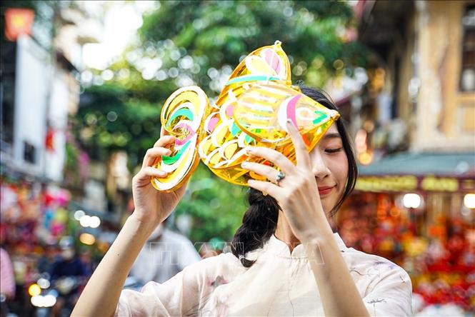 Đồ chơi Trung thu truyền thống vẫn được một bộ phận giới trẻ ngày nay yêu thích. Ảnh: Khánh Hoà - TTXVN