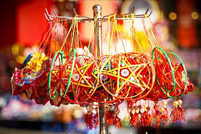 Đồ chơi Trung thu truyền thống ngày nay được nhiều nơi cải tiến với kích thước đa dạng, phù hợp với sở thích, yêu cầu của khách hàng. Ảnh: Khánh Hoà - TTXVN
