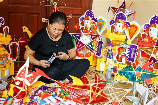 Nghệ nhân Nguyễn Thị Tuyến - nghệ nhân cuối cùng của làng đồ chơi dân gian làng Hậu Ái (xã Vân Canh, huyện Hoài Đức, Hà Nội) vẫn tỉ mỉ thực hiện từng công đoạn để làm ra những món đồ chơi truyền thống. Ảnh: Khánh Hoà - TTXVN