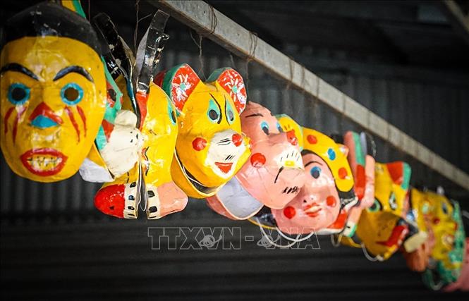 Mặt nạ giấy bồi - một trong những đồ chơi Trung thu truyền thống. Ảnh: Khánh Hoà - TTXVN