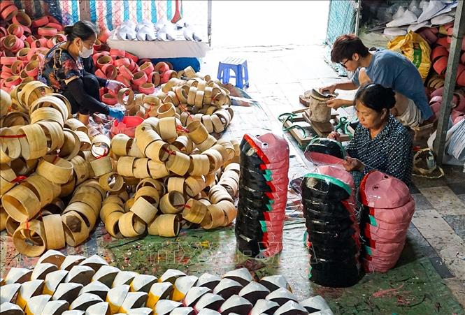 Gia đình ông Vũ Huy Đông, làng Ông Hảo, xã Liêu Xá, huyện Yên Mỹ, tỉnh Hưng Yên vẫn còn lưu giữ nghề làm đồ chơi Trung thu truyền thống. Ảnh: Khánh Hoà - TTXVN