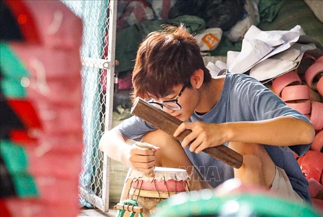Một trong những công đoạn làm trống con. Ảnh: Khánh Hoà - TTXVN