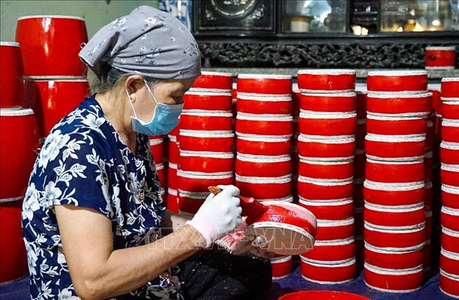 Trống con sẽ được sơn 2 lần sơn, bề mặt trống bằng da trâu, từng công đoạn được người làm nghề tỉ mỉ thực hiện. Ảnh: Khánh Hoà - TTXVN
