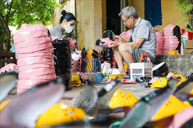 Gia đình ông Vũ Huy Đông thuộc làng Ông Hảo (xã Liêu Xá, huyện Yên Mỹ, tỉnh Hưng Yên) vẫn còn lưu giữ nghề làm đồ chơi Trung thu truyền thống. Ảnh: Khánh Hoà - TTXVN