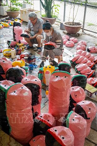 Làm mặt nạ giấy bồi không quá khó nhưng không phải ai cũng làm được bởi nó đòi hỏi sự khéo léo, tỉ mỉ, từng nét vẽ, nhấn vào các chi tiết râu, mắt…để cho ra được cái 
