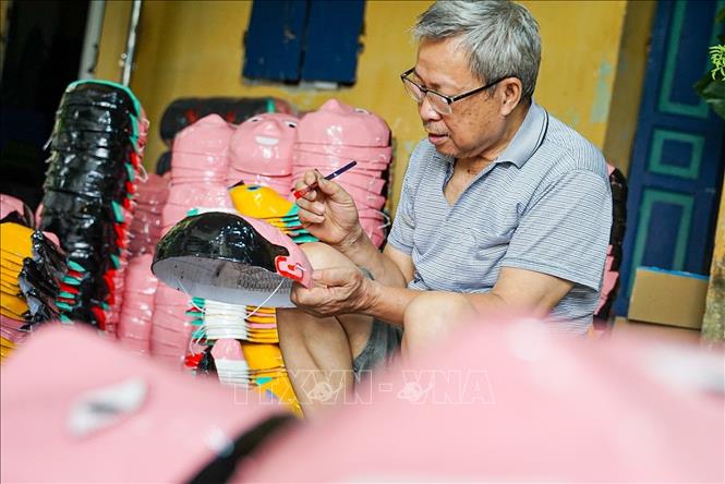 Ông Vũ Huy Đông thuộc làng Ông Hảo (xã Liêu Xá, huyện Yên Mỹ, tỉnh Hưng Yên) với gần 40 năm gắn bó với nghề làm mặt nạ giấy bồi. Ảnh: Khánh Hoà - TTXVN
 