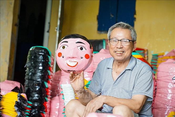 Ông Vũ Huy Đông thuộc làng Ông Hảo (xã Liêu Xá, huyện Yên Mỹ, tỉnh Hưng Yên) với gần 40 năm gắn bó với nghề làm mặt nạ giấy bồi. Ảnh: Khánh Hoà - TTXVN