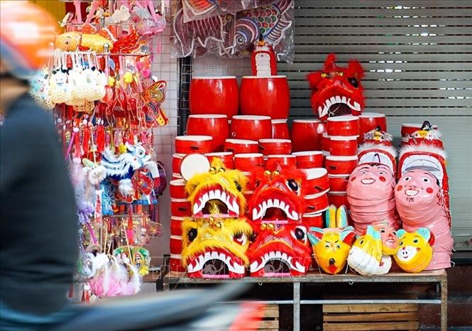 Một gian hàng bày bán đồ chơi Trung thu truyền thống trên phố Hàng Mã (quận Hoàn Kiếm, Hà Nội). Ảnh: Khánh Hoà - TTXVN