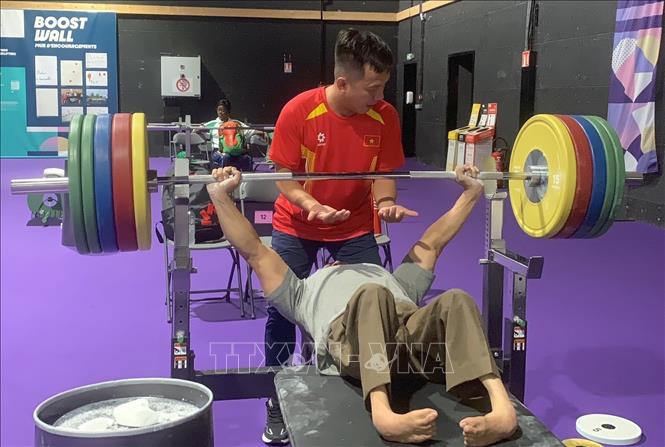 VĐV Lê Văn Công tập luyện dưới sự hướng dẫn của HLV Lê Quang Thái. Ảnh: TTXVN phát