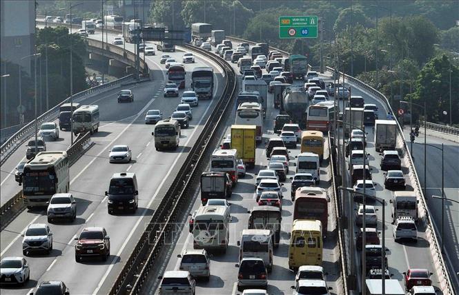 Trên đường Vành đai 3 trên cao, từng hàng xe nối đuôi nhau di chuyển khó khăn để ra khỏi trung tâm Thủ đô (ảnh chụp lúc 11h). Ảnh: Phạm Kiên - TTXVN