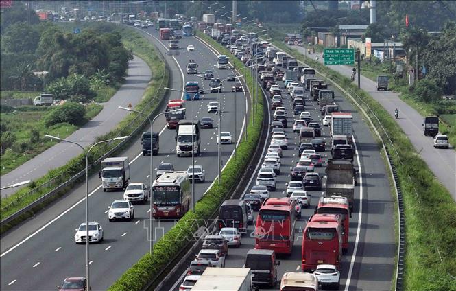 Trên đường Vành đai 3 trên cao, từng hàng xe nối đuôi nhau di chuyển khó khăn để ra khỏi trung tâm Thủ đô (ảnh chụp lúc 11h 30). Ảnh: Phạm Kiên - TTXVN
