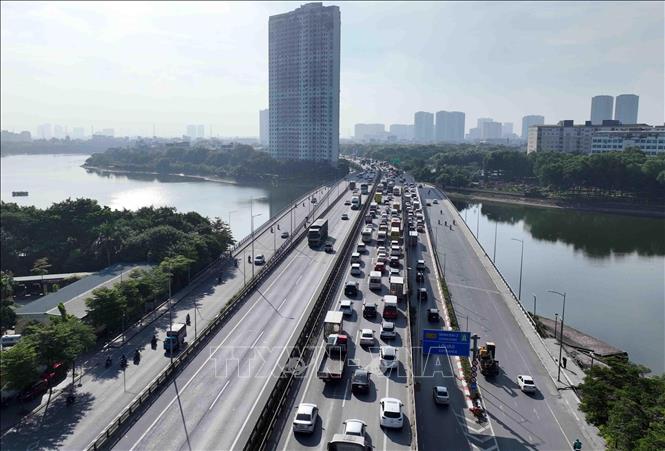Tại đường Vành đai 3 trên cao, từng hàng xe nối đuôi nhau di chuyển khó khăn hướng ra khỏi trung tâm Thủ đô (ảnh chụp lúc 11h). Ảnh: Phạm Kiên - TTXVN