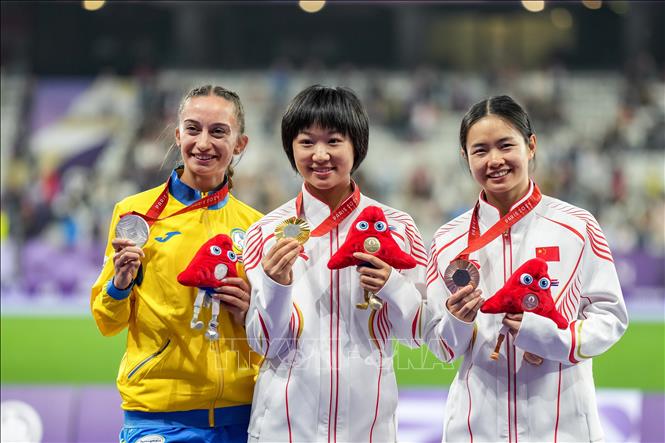 VĐV Wen Xiaoyan (giữa) của Trung Quốc giành HCV và lập kỷ lục Paralympic 2024 nội dung điền kinh 200m nữ với thành tích 25 giây 86. Ảnh: THX/TTXVN