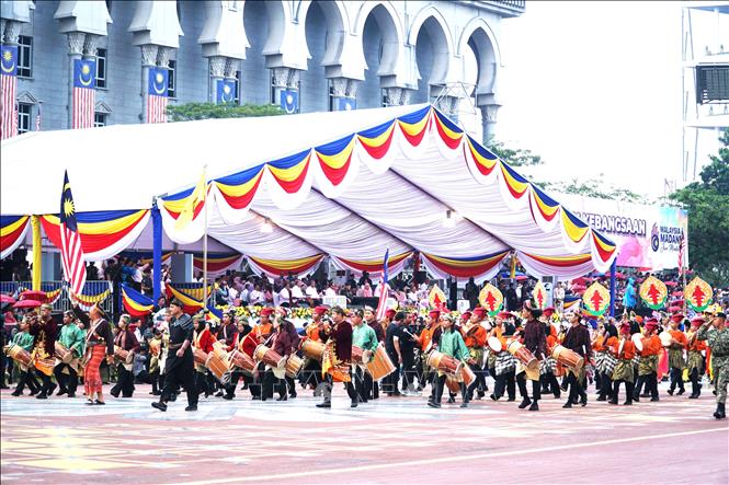 Đoàn diễu hành với đại diện của các chủng tộc trong trang phục truyền thống. Ảnh: Hằng Linh - PV TTXVN tại Malaysia 