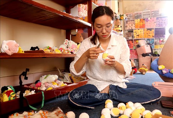 Mỗi tháng, Bích Tuyền bán ra thị trường khoảng 5.000 sản phẩm, đặc biệt là dịp lễ  20/10, Tết và mùa Hè. Ảnh: Thu Hiền - TTXVN
