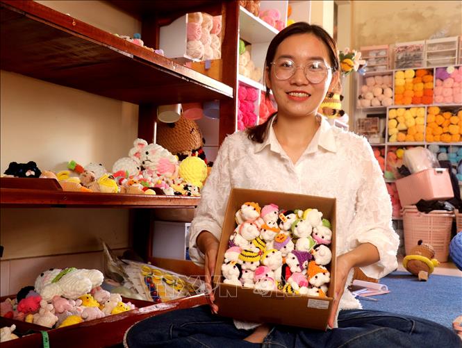 Mỗi tháng, trừ chi phí, Bích Tuyền còn lãi được khoảng 15 triệu đồng từ công việc làm và kinh doanh sản phẩm len sợi. Ảnh: Thu Hiền - TTXVN