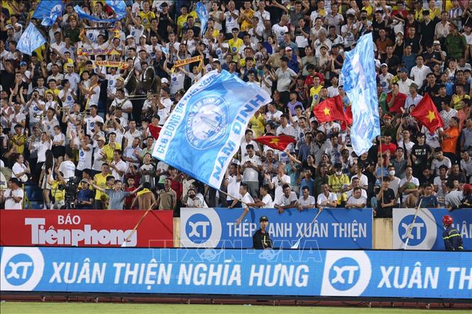 Các cổ động viên trên Sân vận động Thiên Trường ăn mừng bàn thắng của đội chủ nhà Thép Xanh Nam Định. Ảnh: Công Luật - TTXVN
