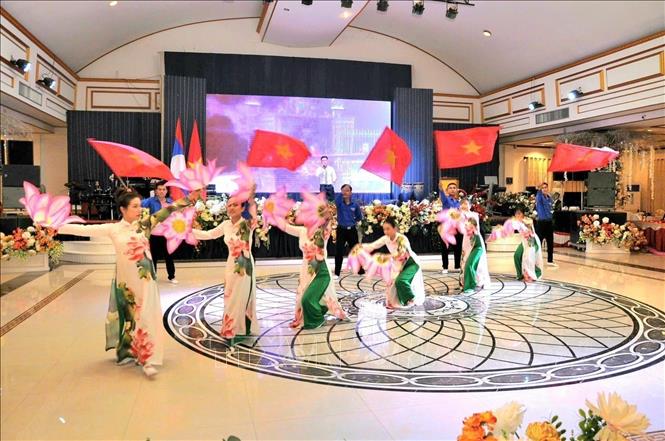 Art performance to celebrate the National Day in Vientiane, Laos. VNA/Photo by courtesy