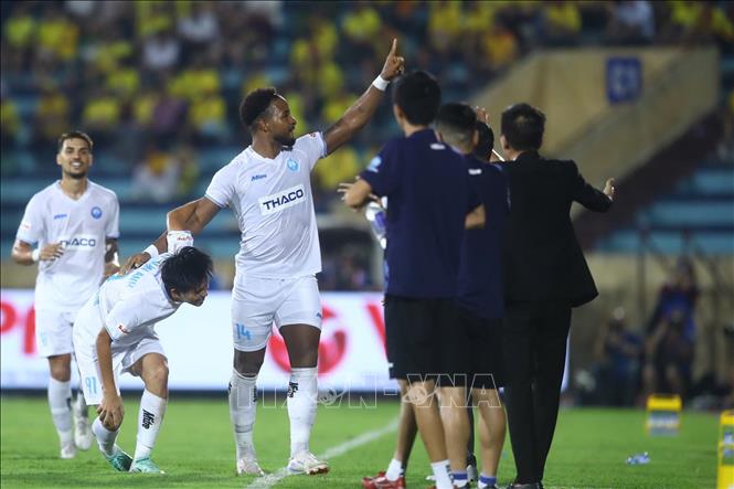 Rafaelson lập cú đúp cho Thép Xanh Nam Định. Ảnh: TTXVN